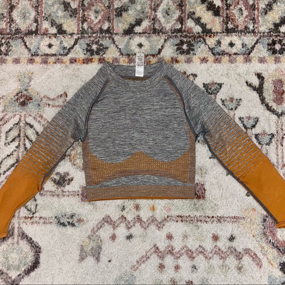 Athletic seamless workout set (no brand)- small - Picture 2 of 4